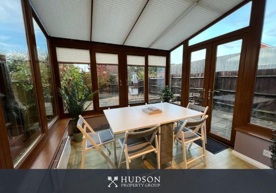 Telford Townhouse With Parking And Garden Villa Exterior foto