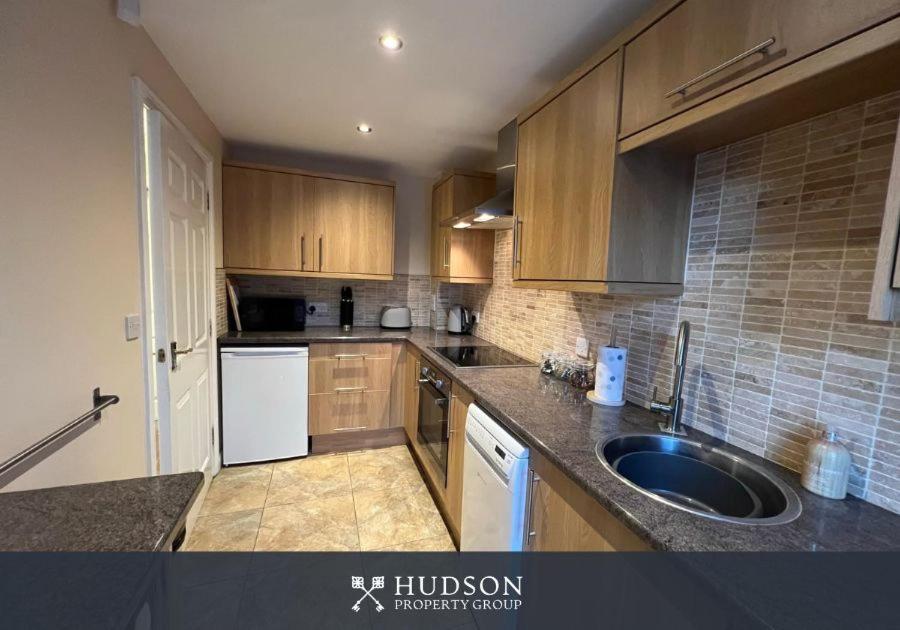 Telford Townhouse With Parking And Garden Villa Exterior foto