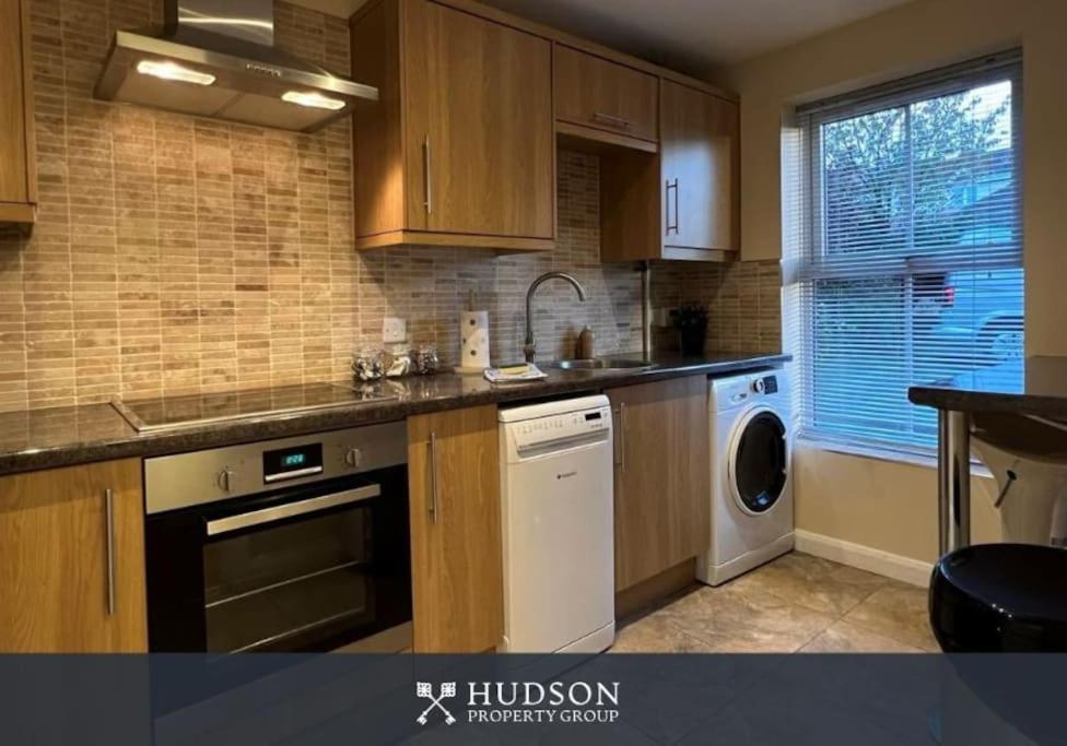 Telford Townhouse With Parking And Garden Villa Exterior foto