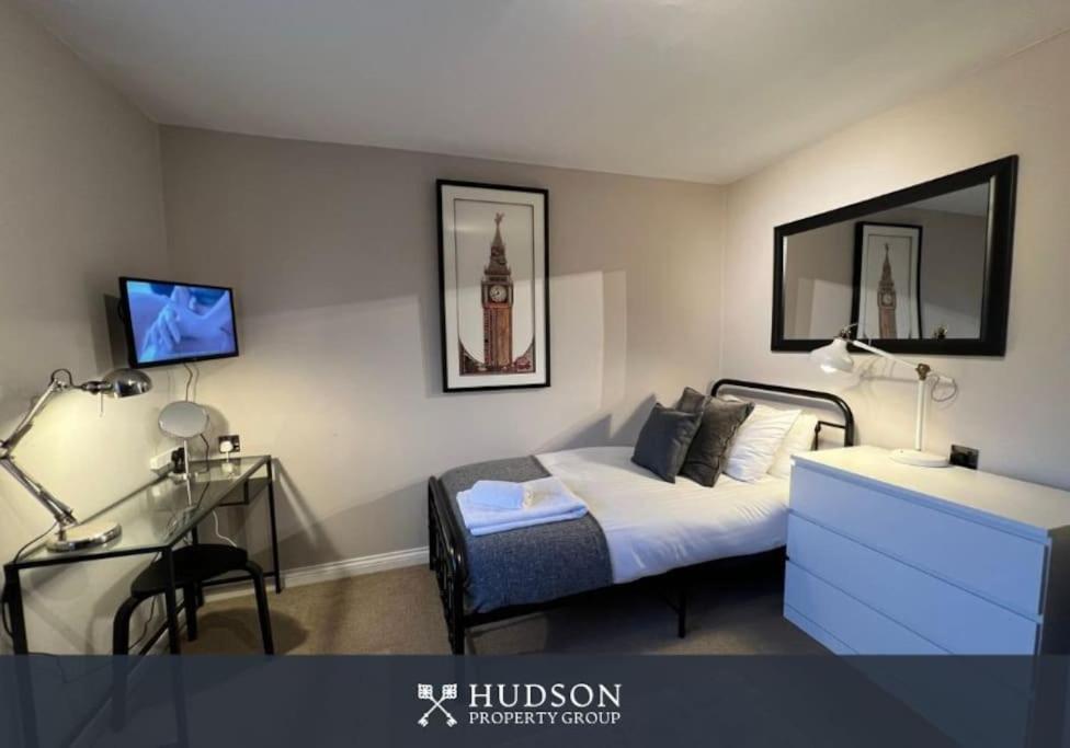 Telford Townhouse With Parking And Garden Villa Exterior foto