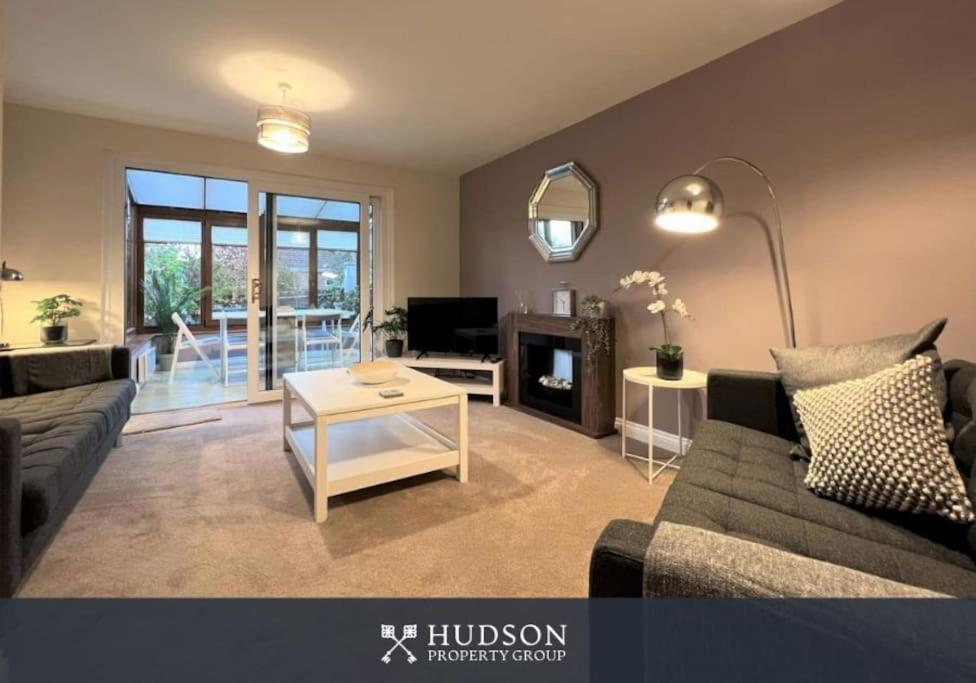 Telford Townhouse With Parking And Garden Villa Exterior foto
